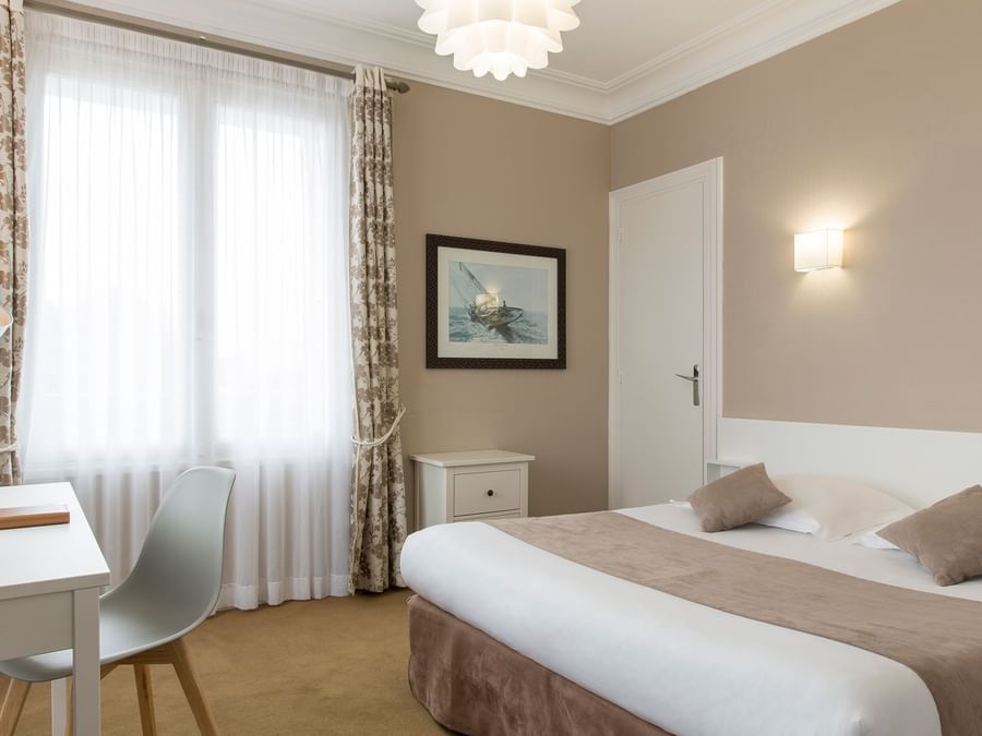 Bed & furniture in a room Hotel Cleria