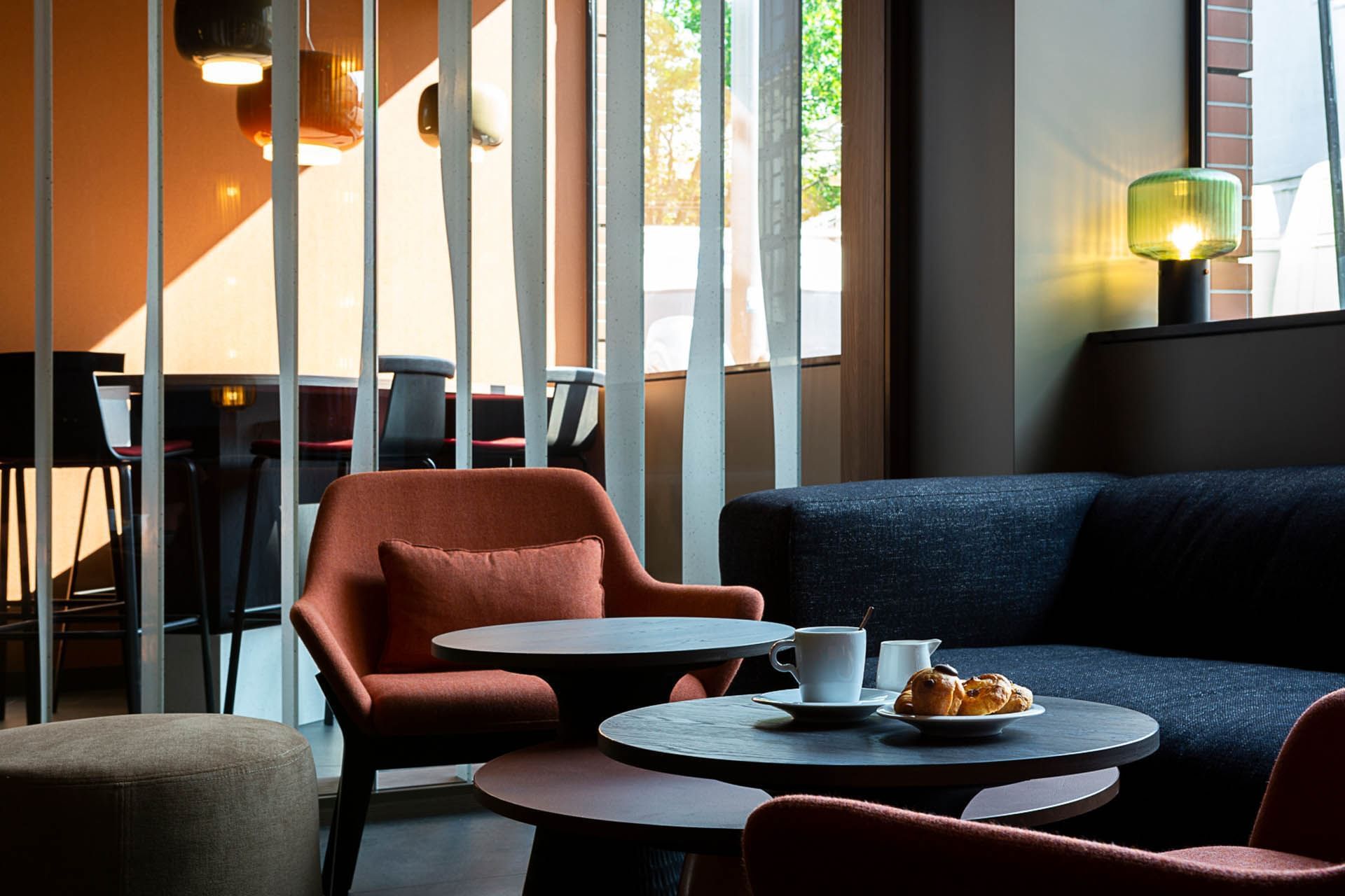 Espace salon dans le hall à l'Oceania Paris Porte de Versailles