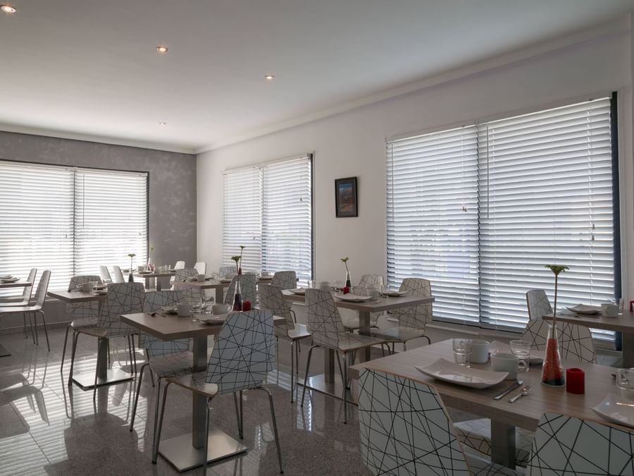 Indoor restaurant with blinds at Hotel Marne-la-Vallee- Est