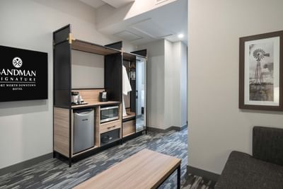 Interior of a bedroom at Sandman Signature Fort Worth Downtown