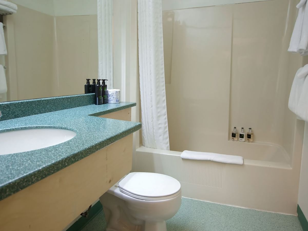 hotel guest room, bathroom