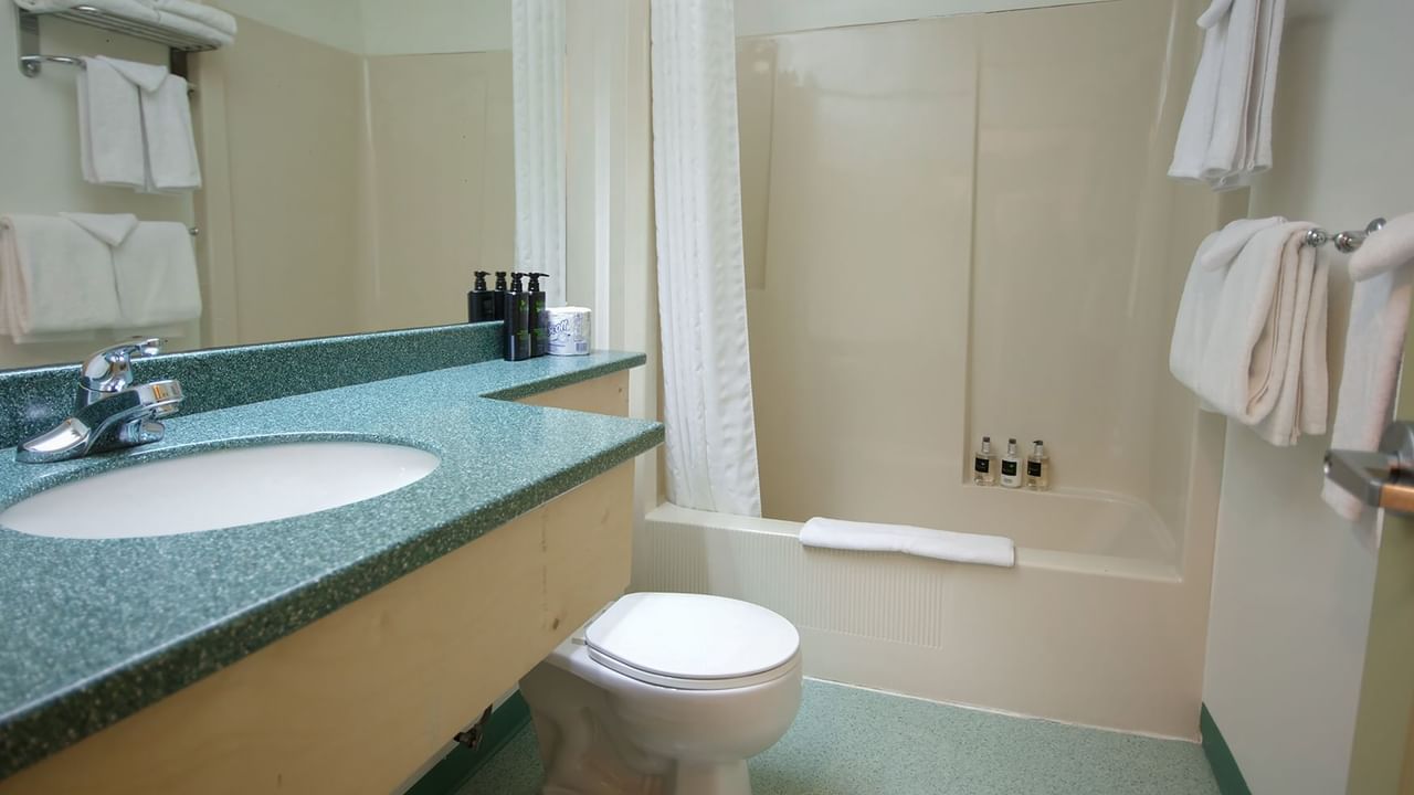 hotel guest room, bathroom