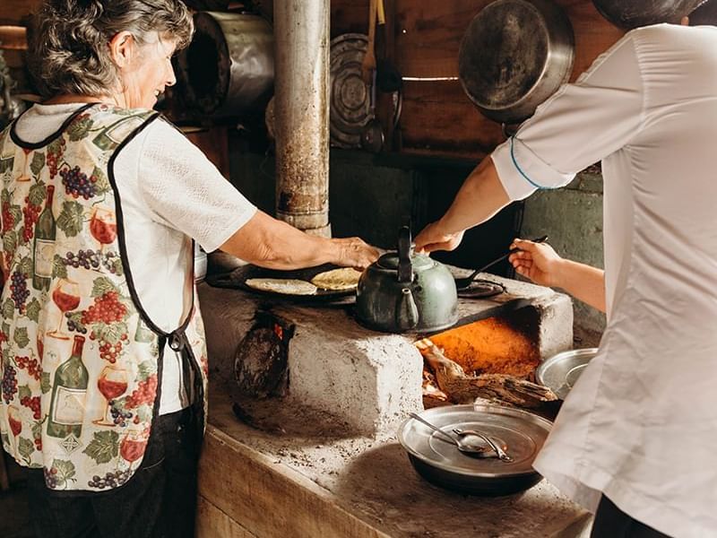 pareja cocinando en cocina rustica tradicional
