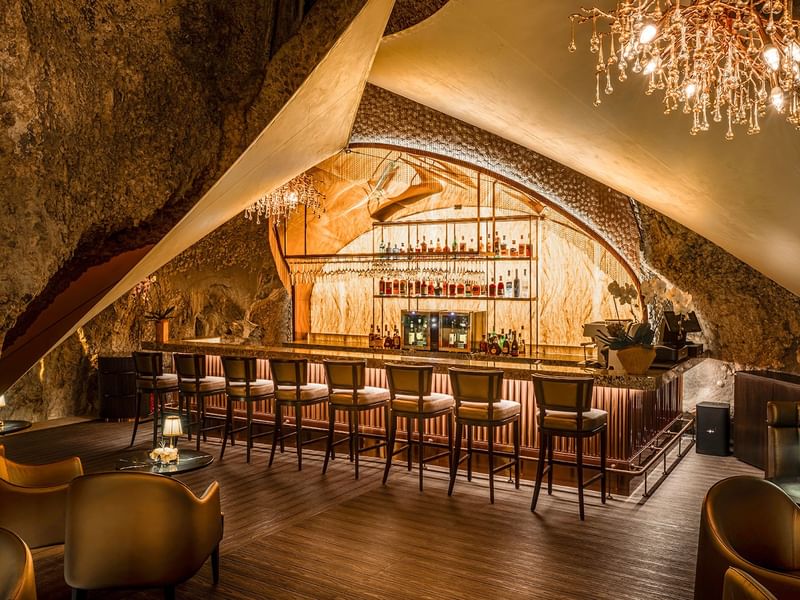 JEFF'S CELLAR BAR with a bar counter and seating area at The Banjaran Hotsprings Retreat in Ipoh.