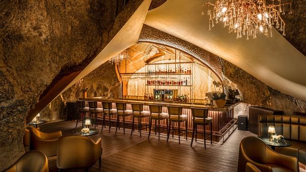 JEFF'S CELLAR BAR with a bar counter and seating area at The Banjaran Hotsprings Retreat in Ipoh.