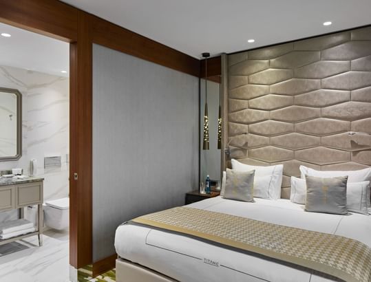 Kingsize-Bett mit bequemen Kissen und ein modernes Badezimmer in der Titanic Suite in der Titanic Chaussee Berlin