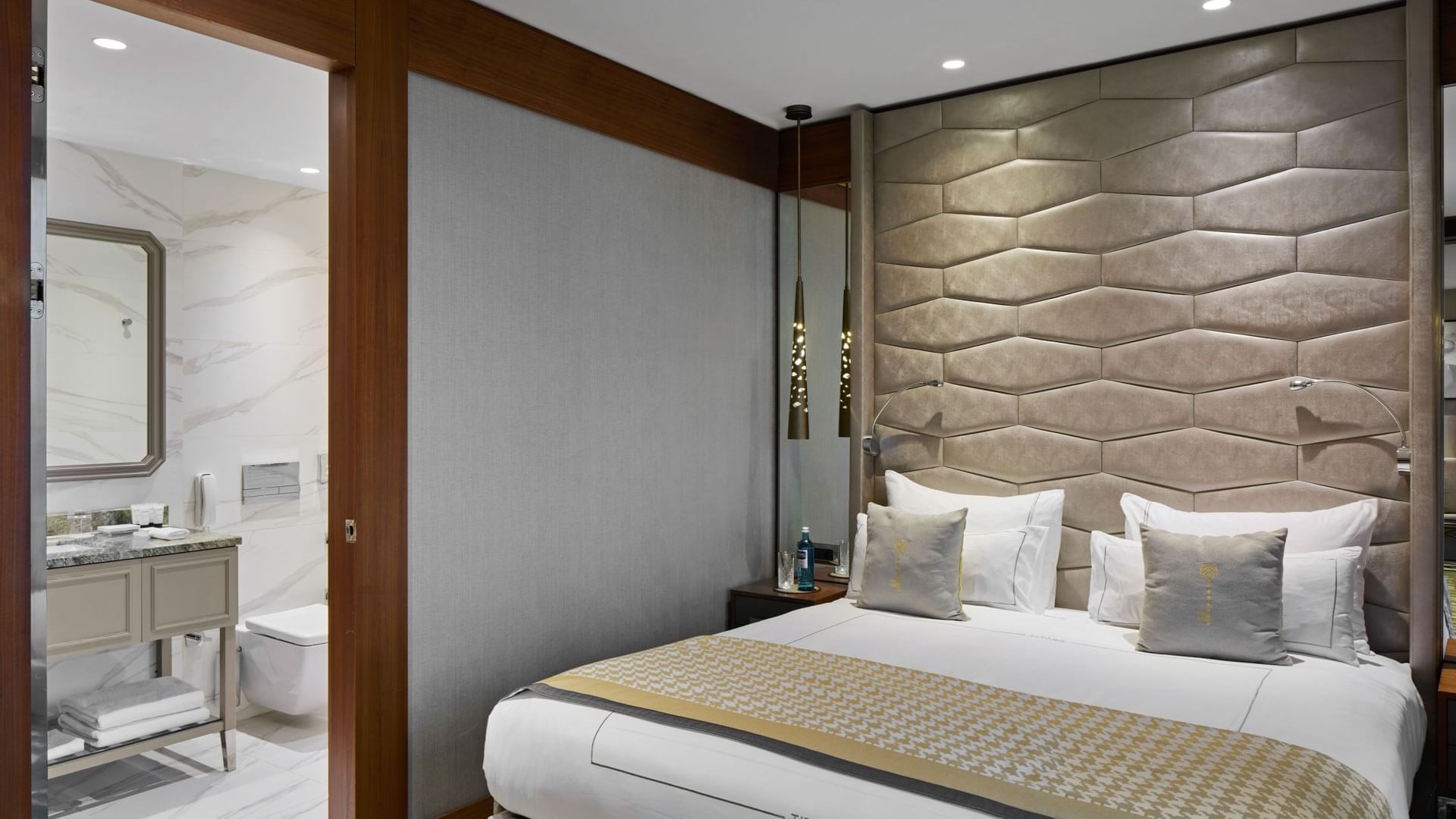 Kingsize-Bett mit bequemen Kissen und ein modernes Badezimmer in der Titanic Suite in der Titanic Chaussee Berlin