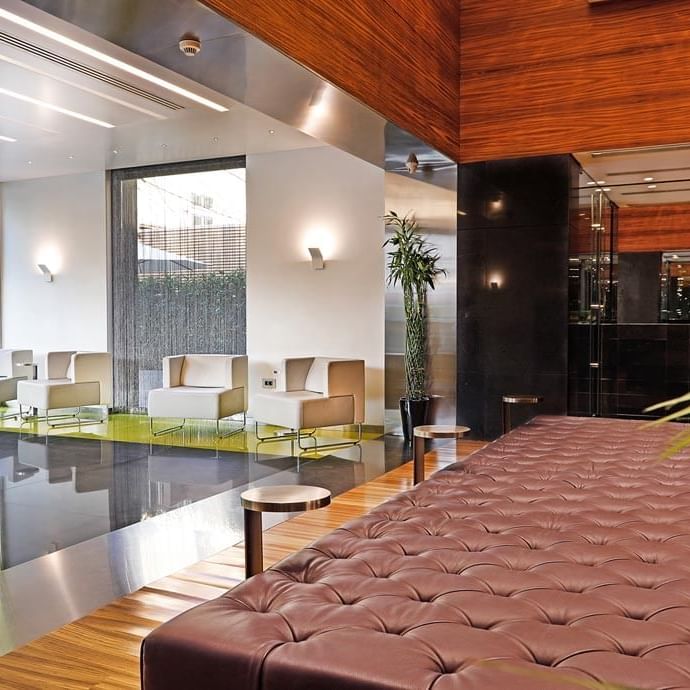 Réception dans le hall d'entrée avec des sièges confortables au Warwick Stone 55 - Beyrouth