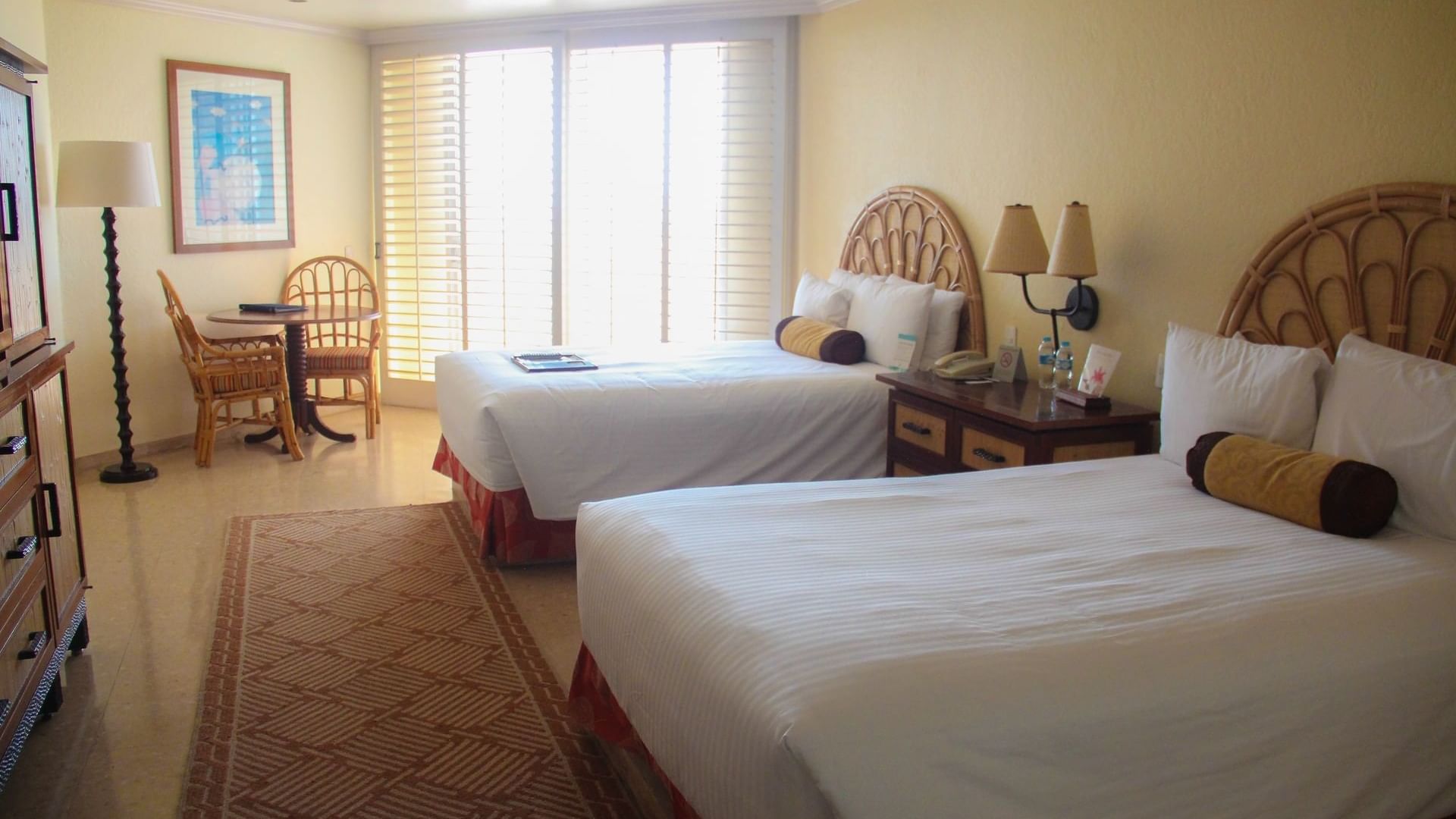 Twin beds & lounge area in Princesa Double at Mundo Imperial
