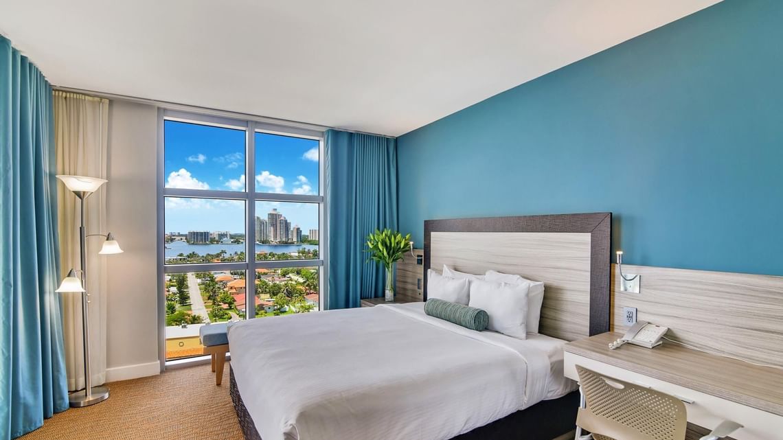 Deluxe One Bedroom Bayfront Suite Hotel Rooms in Miami, FL Marenas