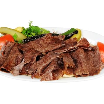 Döner-Kebab-Gericht, das in einem Restaurant in der Nähe des Sylter Hof Hotel in Berlin serviert wird