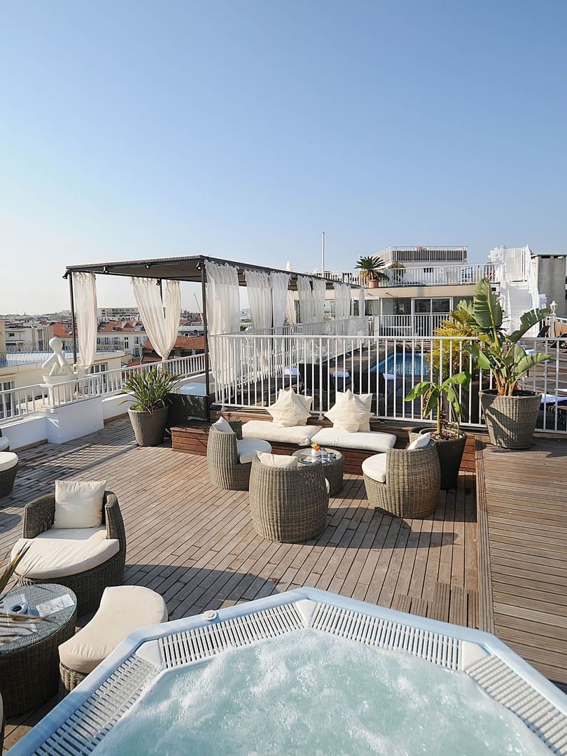 Espace détente extérieur équipé d'un jacuzzi au Splendid Hotel & Spa de Nice