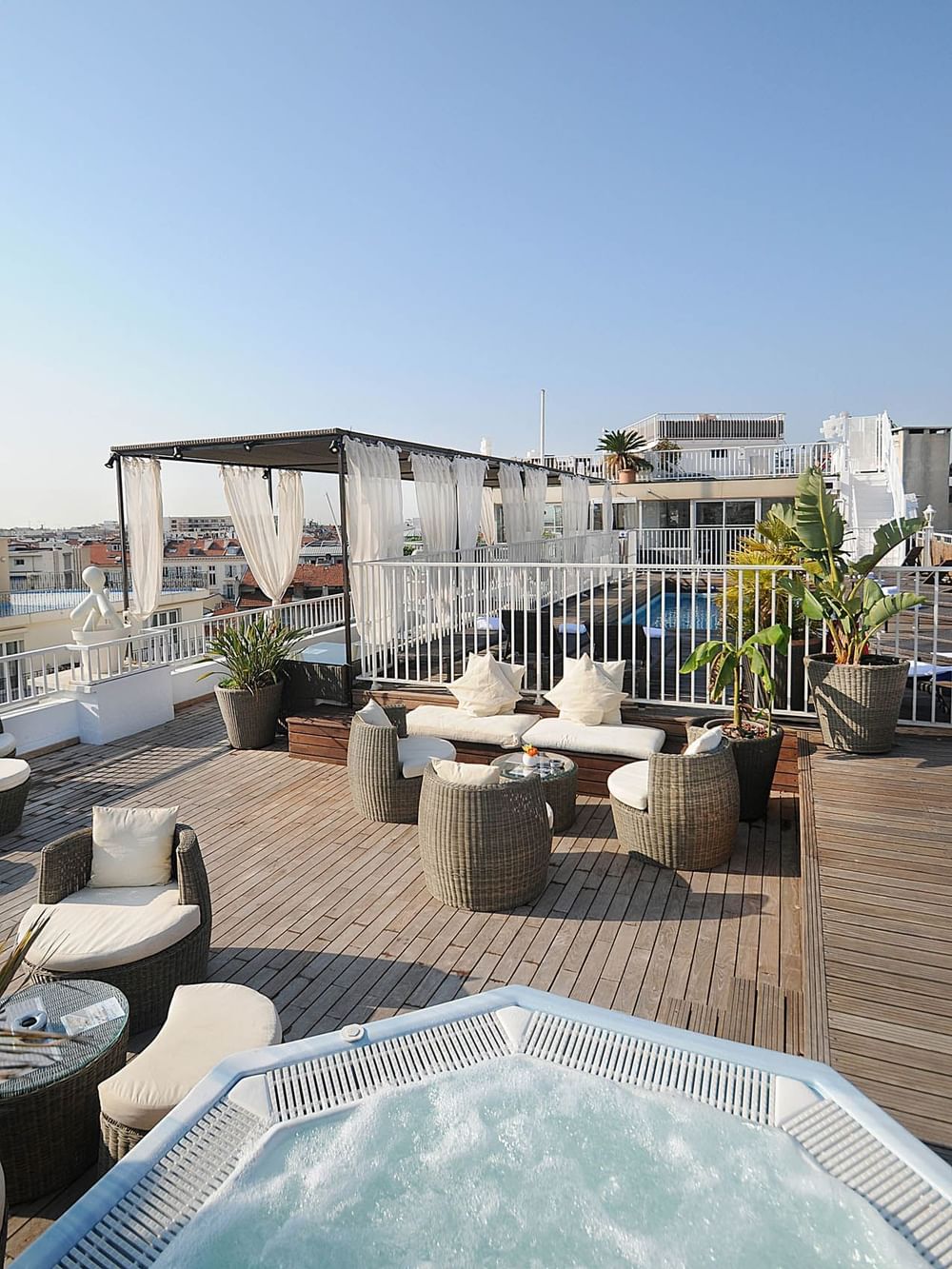 Espace détente extérieur équipé d'un jacuzzi au Splendid Hotel & Spa de Nice