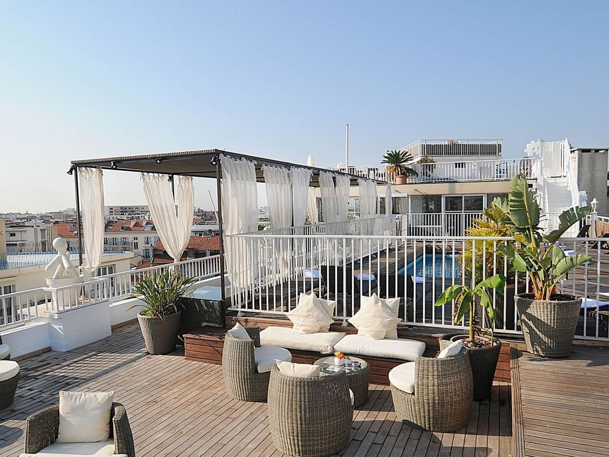 Espace détente extérieur équipé d'un jacuzzi au Splendid Hotel & Spa de Nice