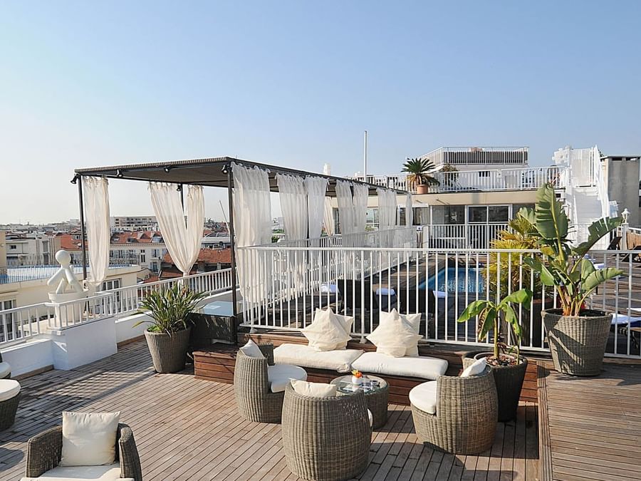 Espace détente extérieur équipé d'un jacuzzi au Splendid Hotel & Spa de Nice