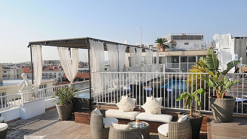 Outdoor relaxing area arranged with a jacuzzi at Splendid Hotel & Spa Nice