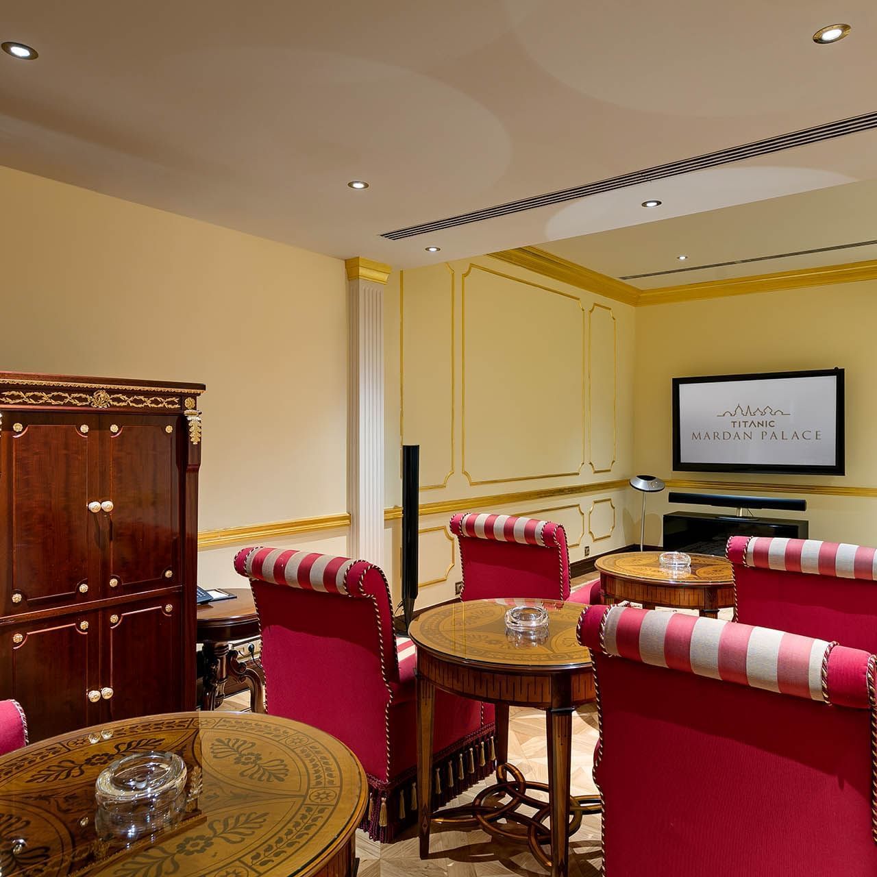 Titanic Mardan Palace'ın King Süitinde rahat koltuklar ve TV içeren oturma alanı