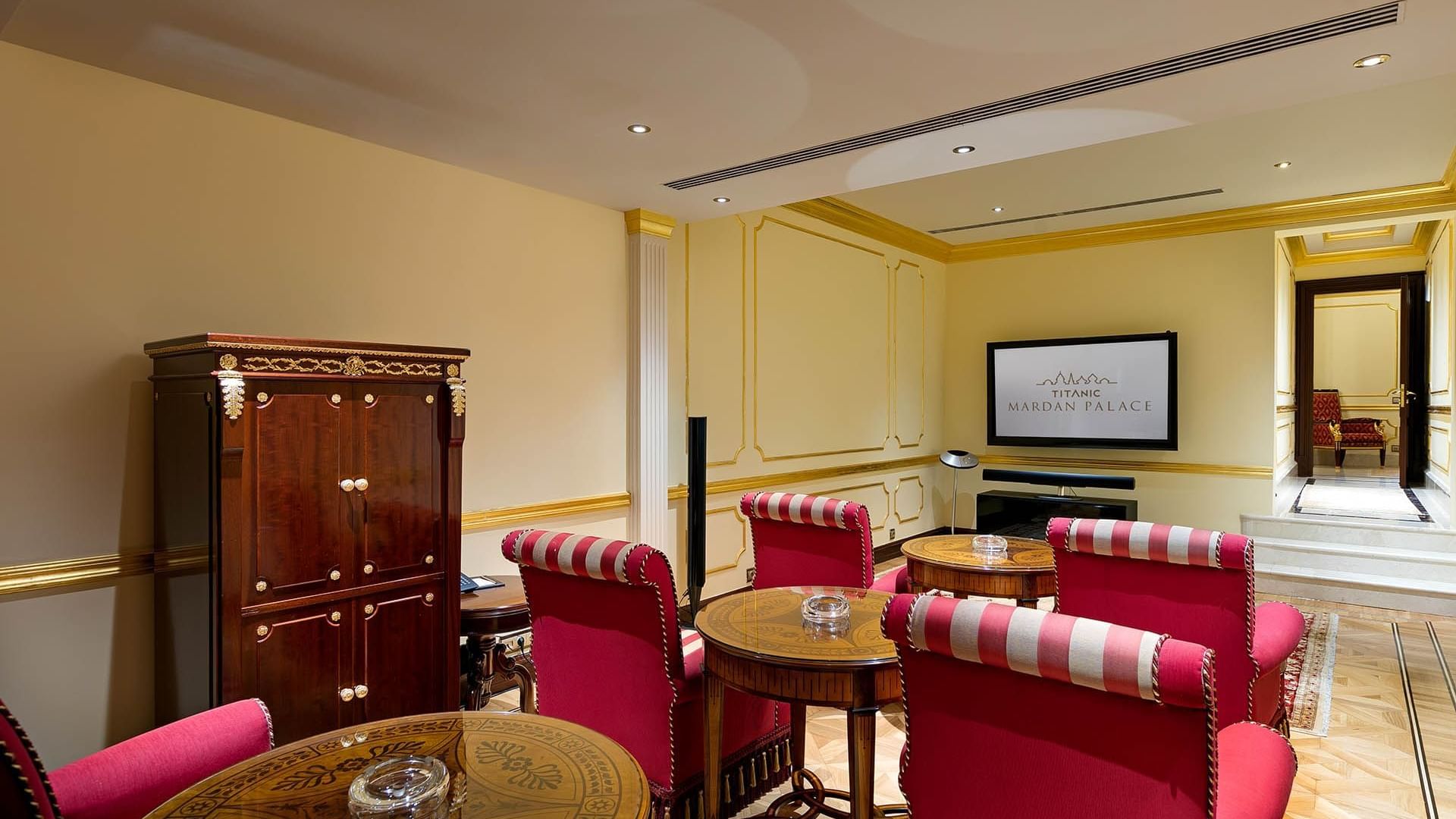 Titanic Mardan Palace'ın King Süitinde rahat koltuklar ve TV içeren oturma alanı