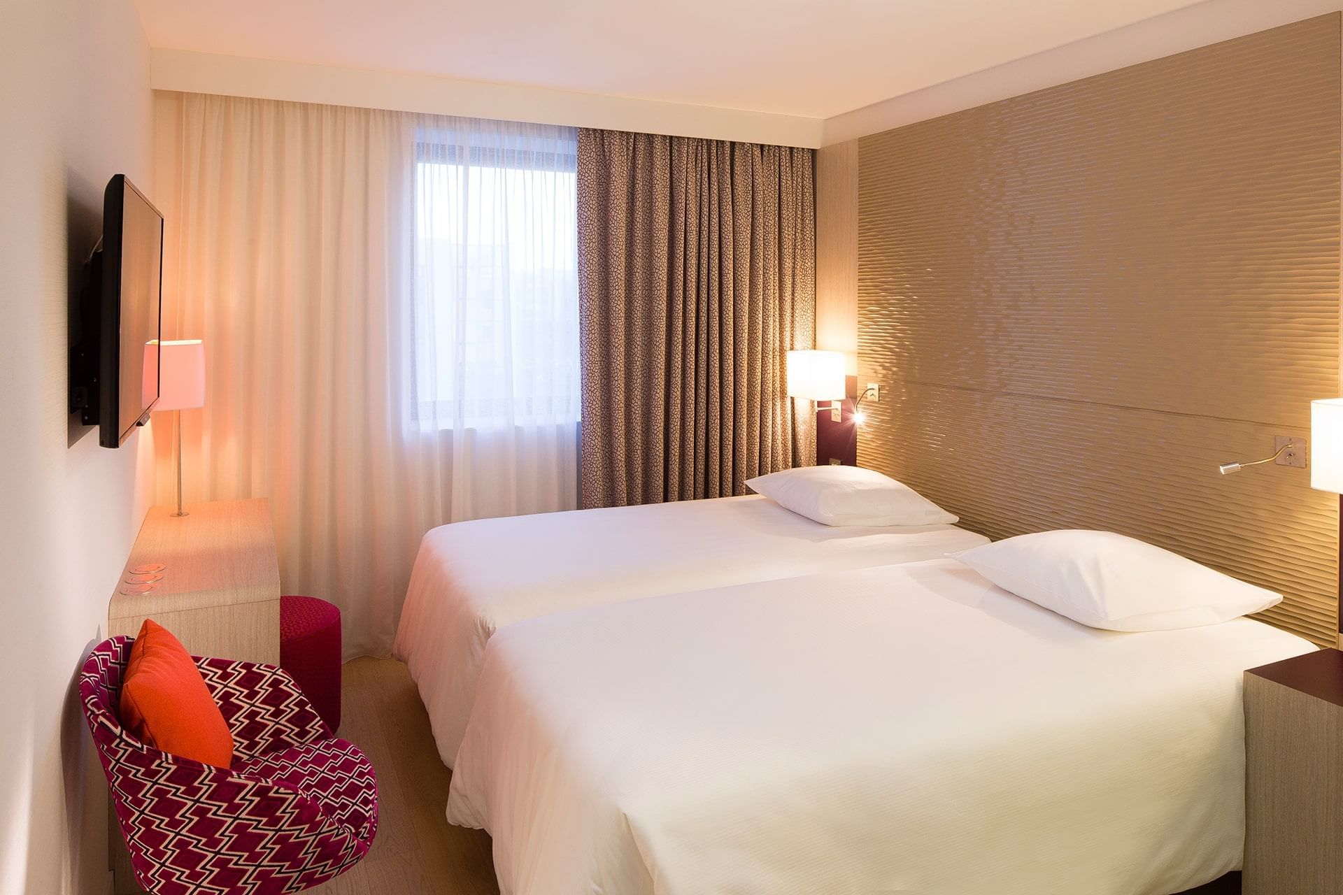 Comfort double room with working table at Oceania Rennes