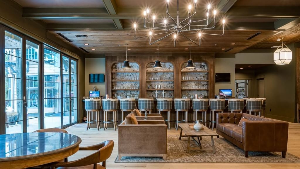 Shark's Tooth Clubhouse bar and lounge area