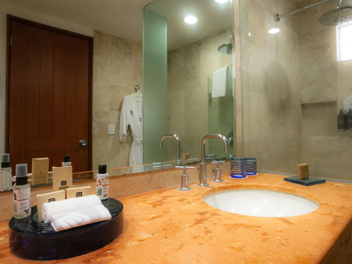 Baño de lujo con lavabo y espejo en la habitación Camino Real Club King de Camino Real Guadalajara en Zapopan.