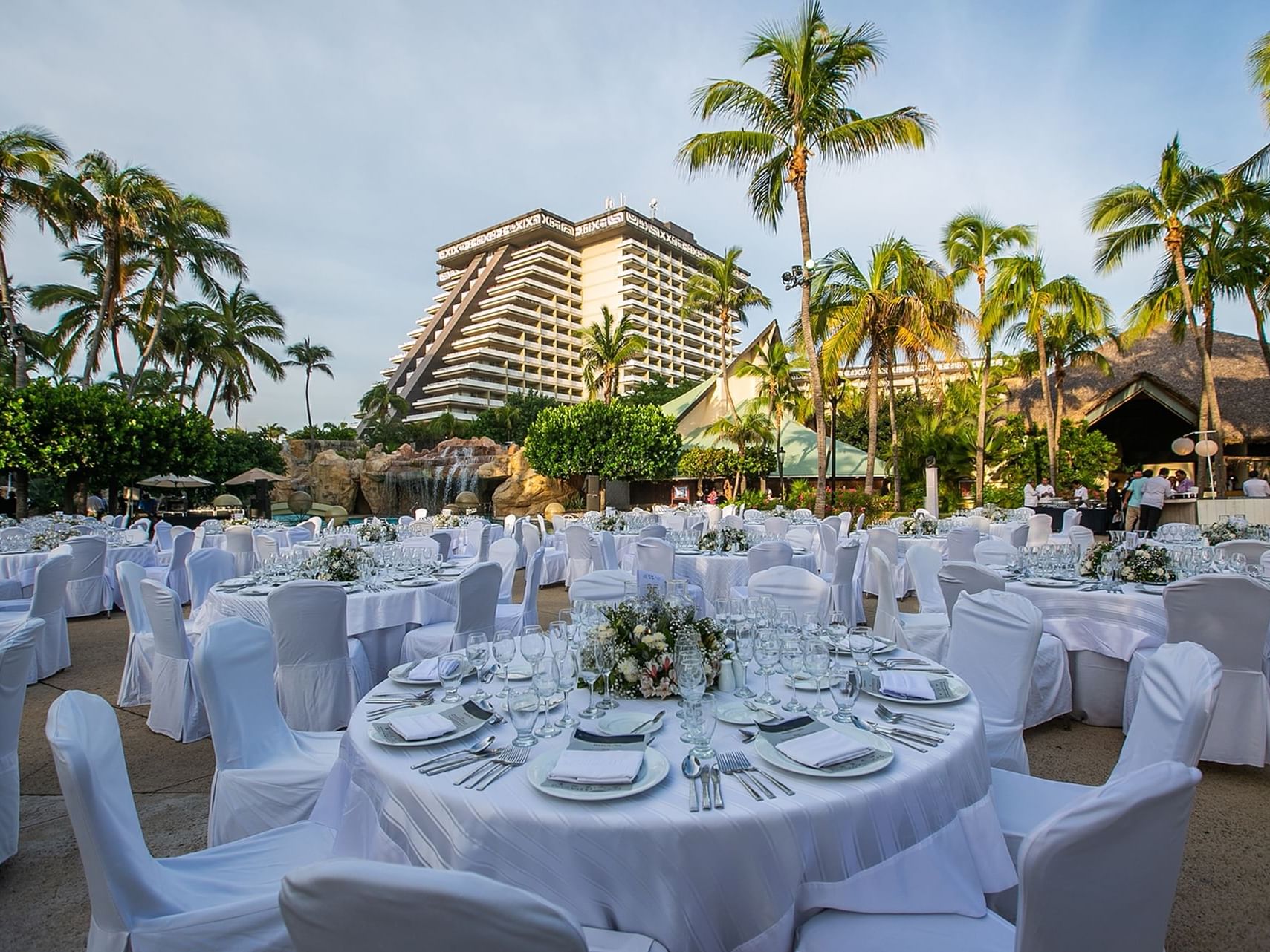 Banquet tables arranged outdoors at Mundo Imperial