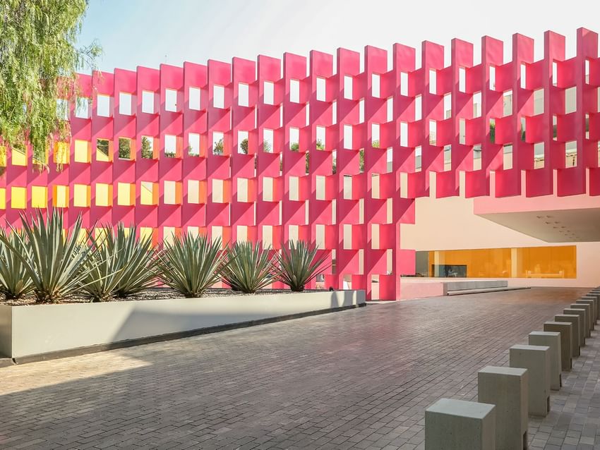 Fachada rosa con diseño de cuadrículas del Camino Real Polanco México.