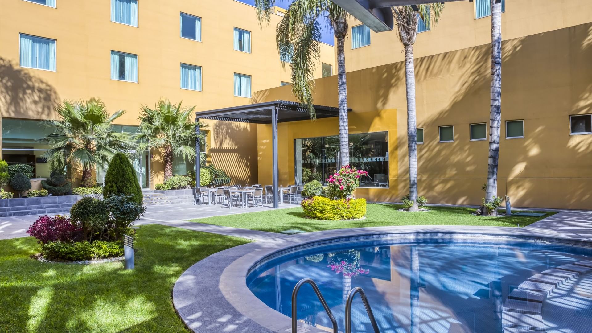 Outdoor pool with handrails at FI San Luis Potosí Oriente