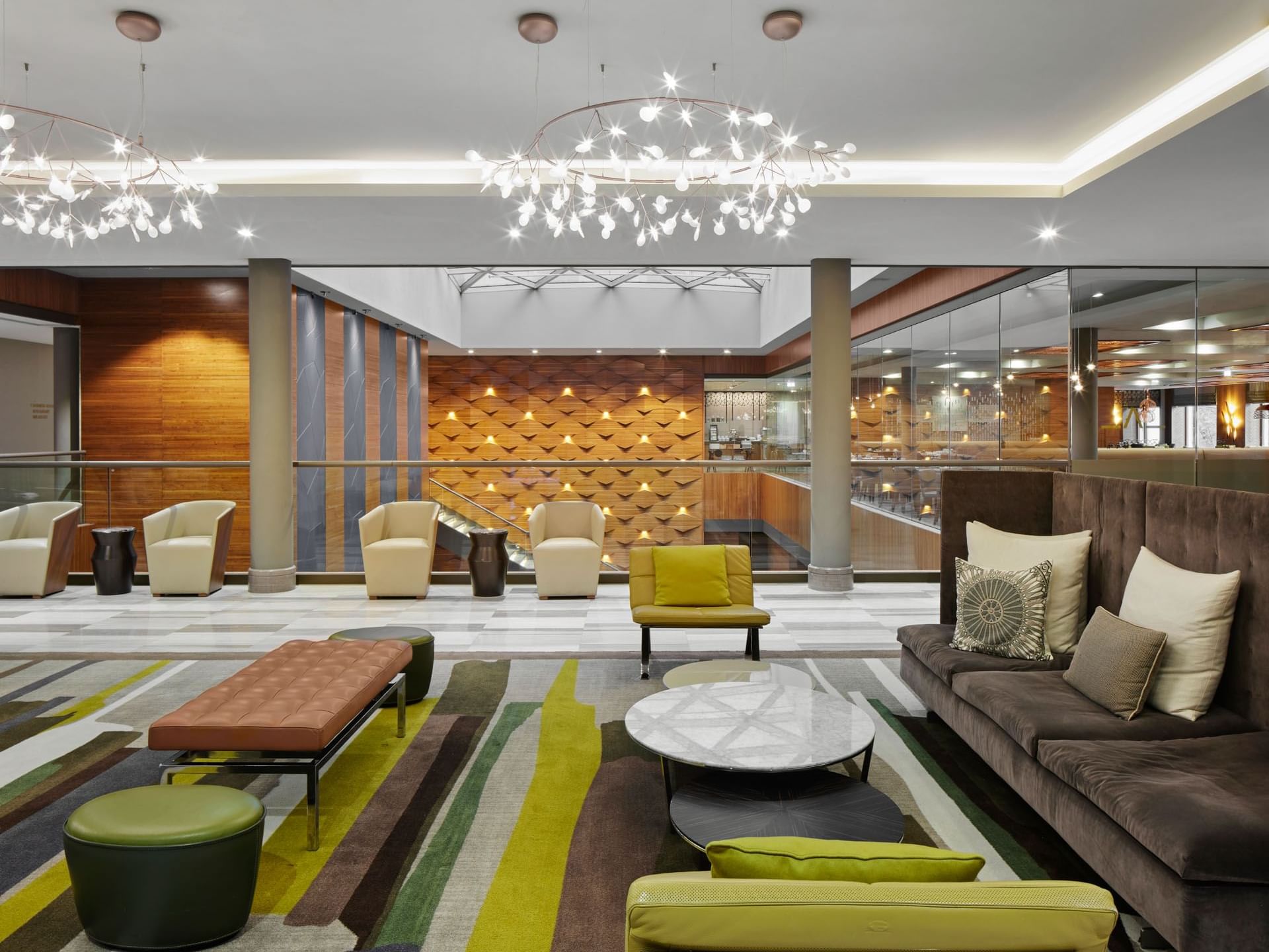 Die Lobby des Titanic Chaussee Berlin bietet einen großzügigen Bereich mit gemütlichen Sitzecken