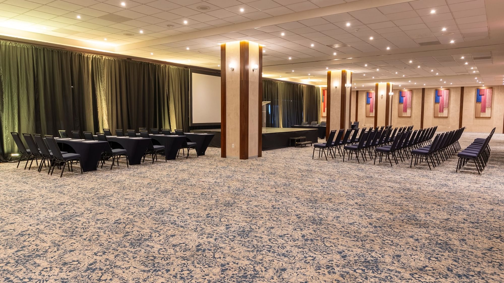 Sala de reuniones con mesas y sillas en el Resort & Spa Fiesta Americana Riviera Nayarit.
