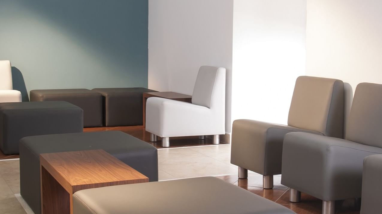 Seating area in the Lobby at One Xalapa Las Ánimas