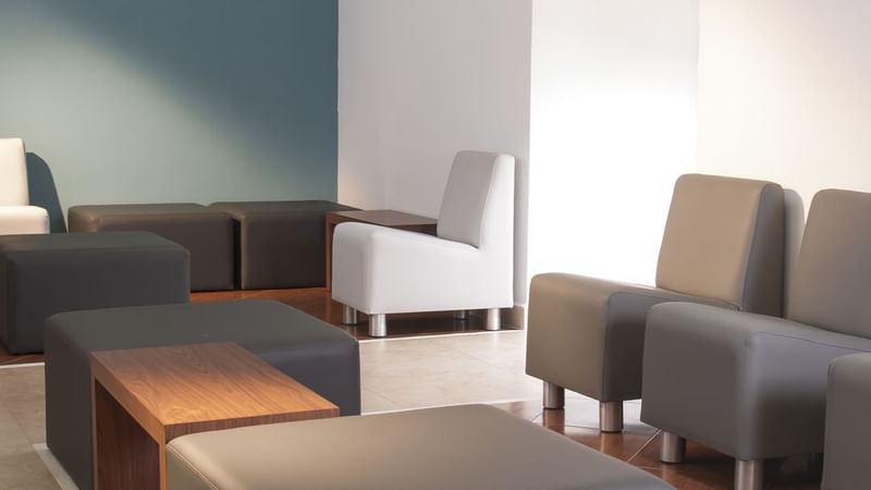 Seating area in the Lobby at One Xalapa Las Ánimas