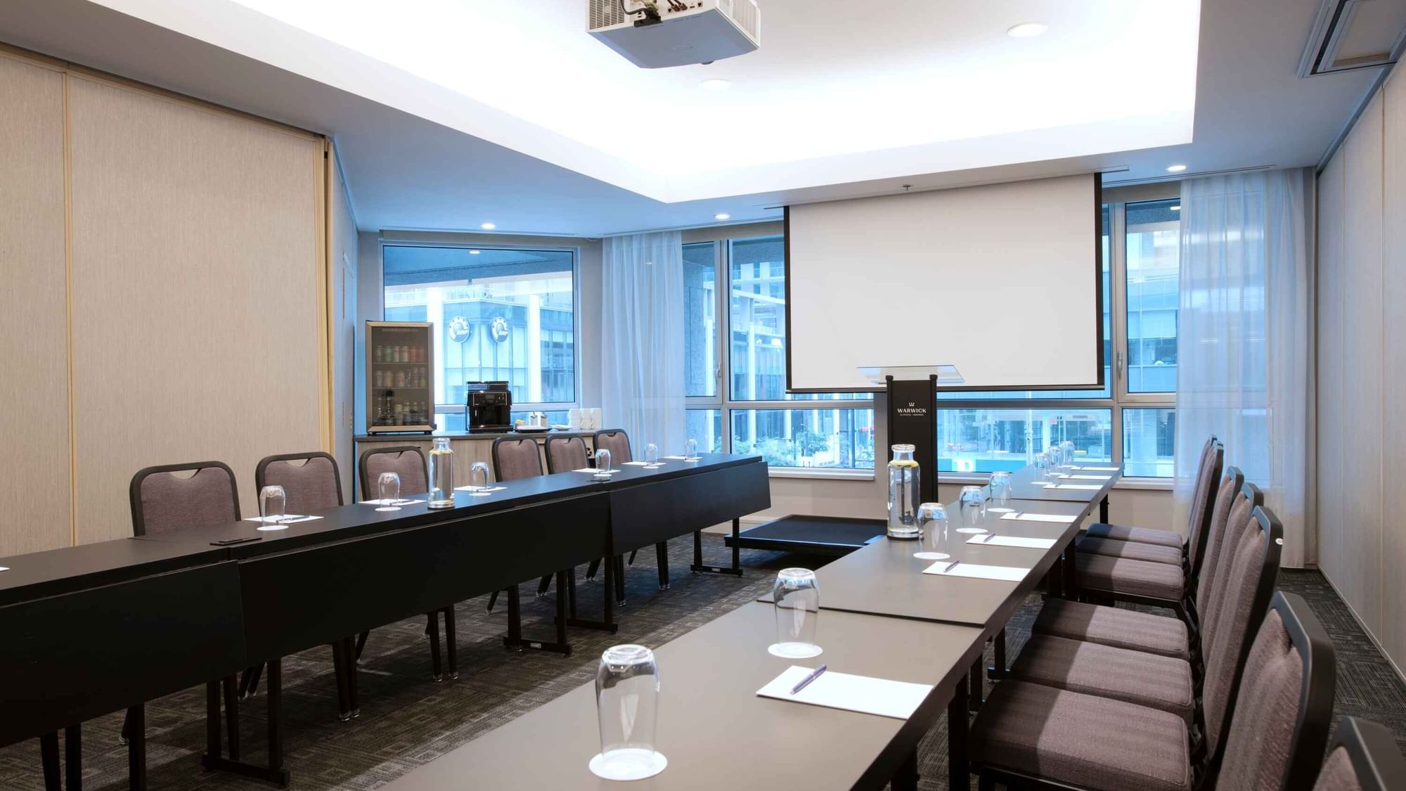 U-shaped table set-up in Salon René-Lévesque AB at Warwick Le Crystal – Montreal