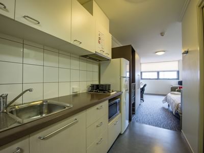 UniLodge @ ANU – Kinloch Lodge_Studio Long Kitchen