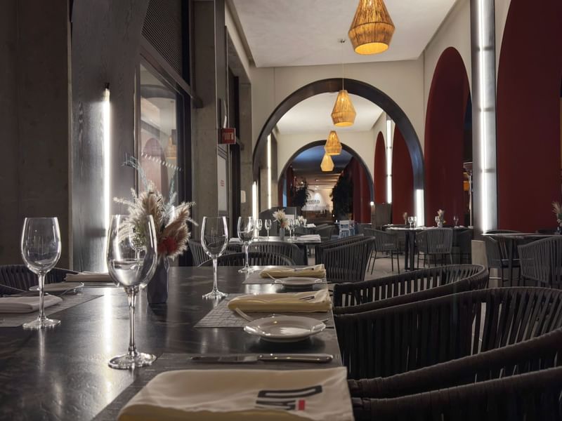 Elegant dining area with archways and modern lighting in La Distral Querétaro at Grand Fiesta Americana