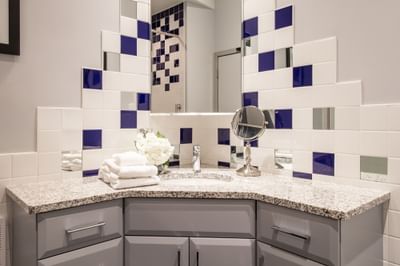 Bathroom with vanity, mini towels & mirror in King Premiere at Retro Suites Hotel