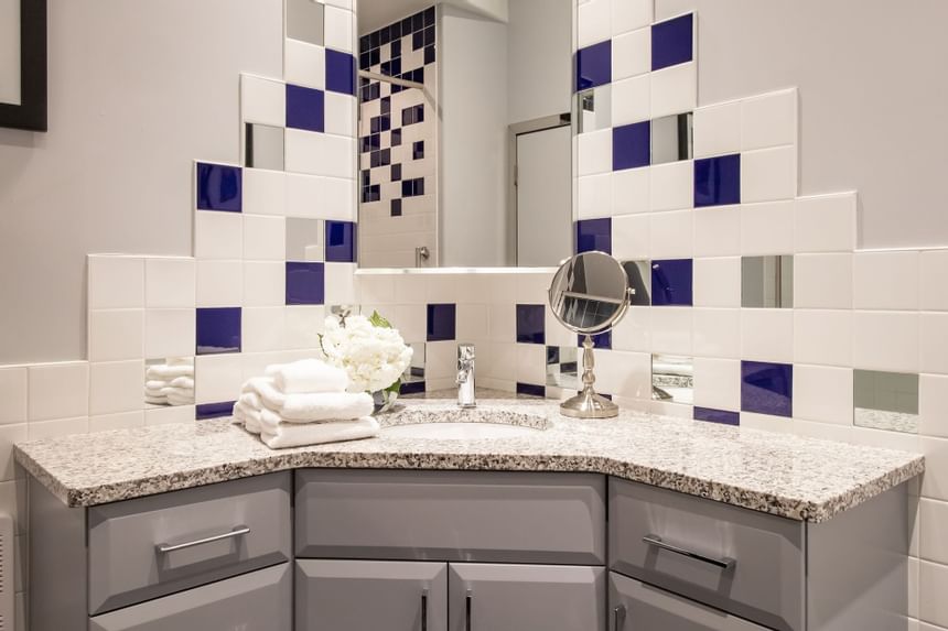 Bathroom with vanity, mini towels & mirror in King Premiere at Retro Suites Hotel