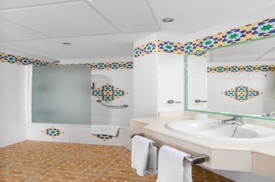 Sahara Sunset One Bedroom Bathroom