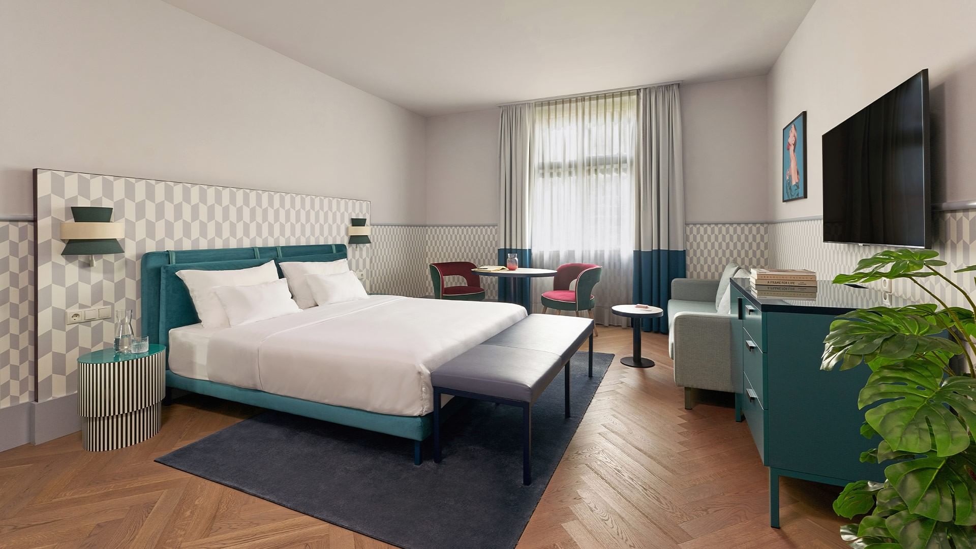 Luxusní pokoj Deluxe s manželskou postelí v Falkensteiner Hotel Prague.