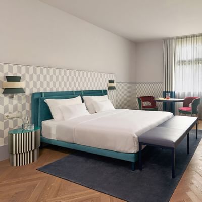 Luxusní pokoj Deluxe s manželskou postelí v Falkensteiner Hotel Prague.