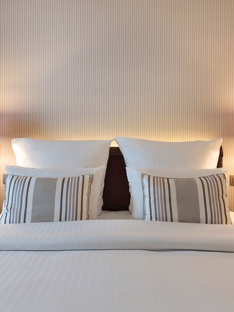Coin chambre avec tables de chevet dans une chambre classique à l'hôtel Warwick Brussels