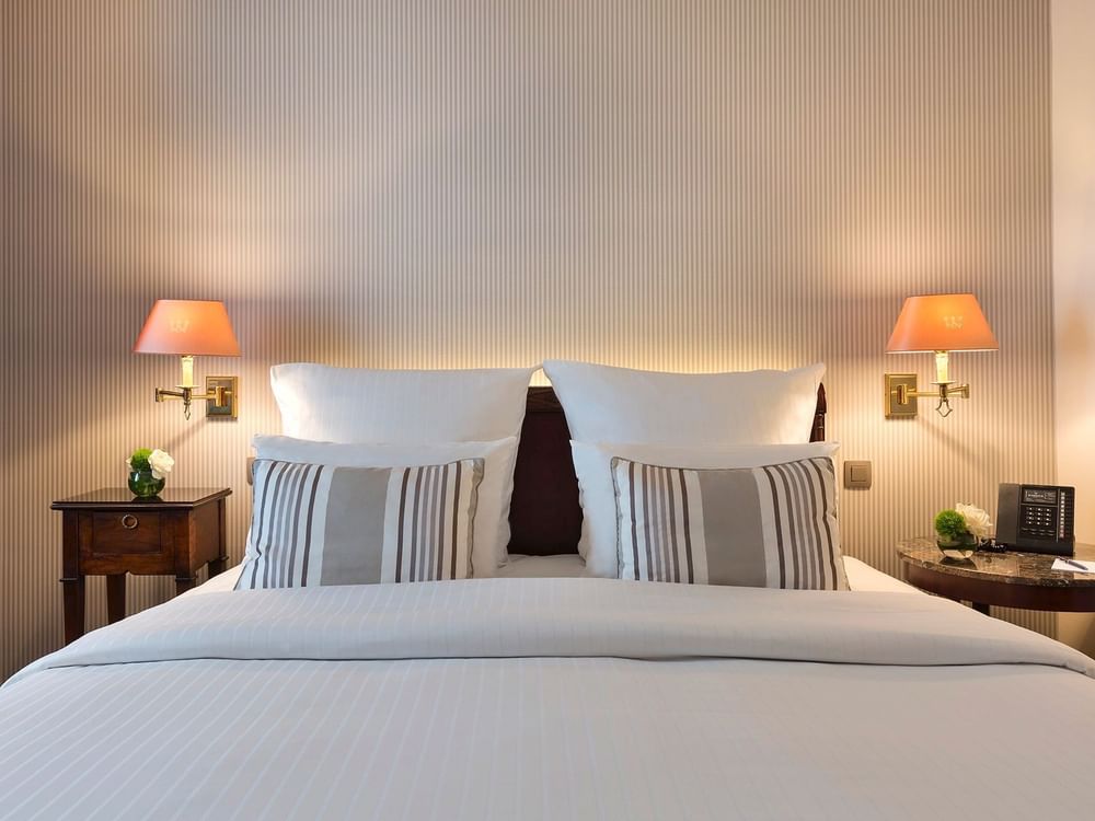 Coin chambre avec tables de chevet dans une chambre classique à l'hôtel Warwick Brussels
