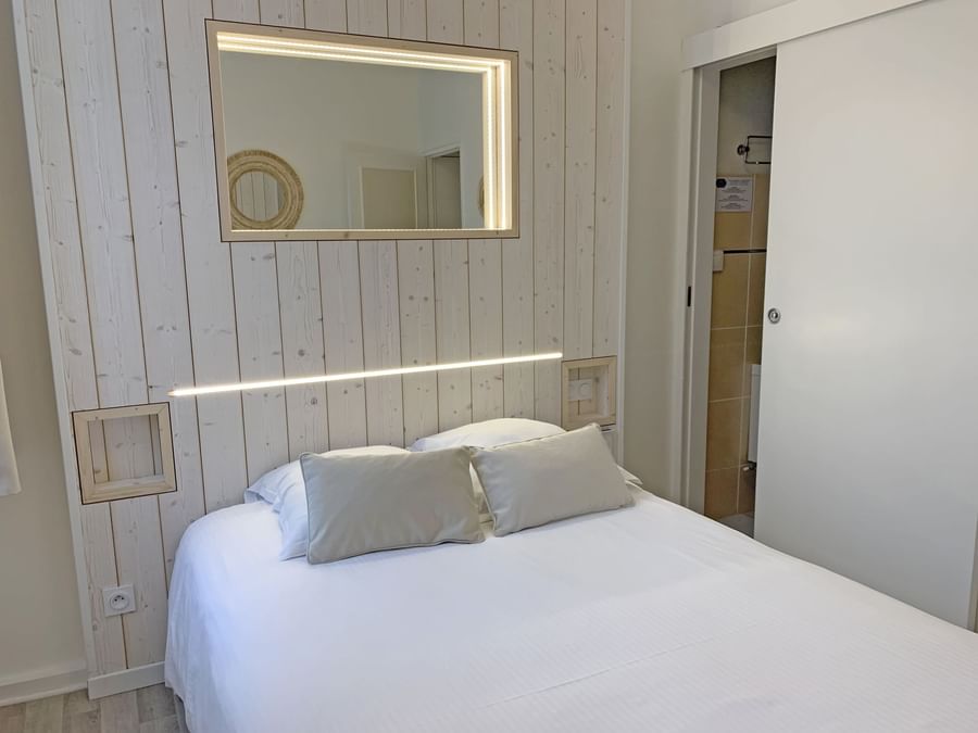 Interior of a bedroom at Hotel Roca-Fortis
