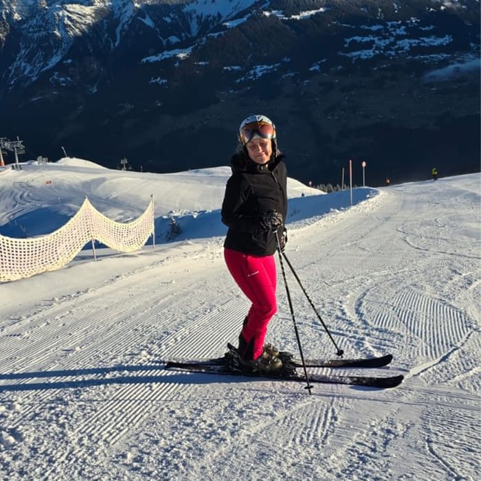 Skifahrerin auf der Piste im Schnee vor den Alpen bei Falkensteiner Hotel Montafon