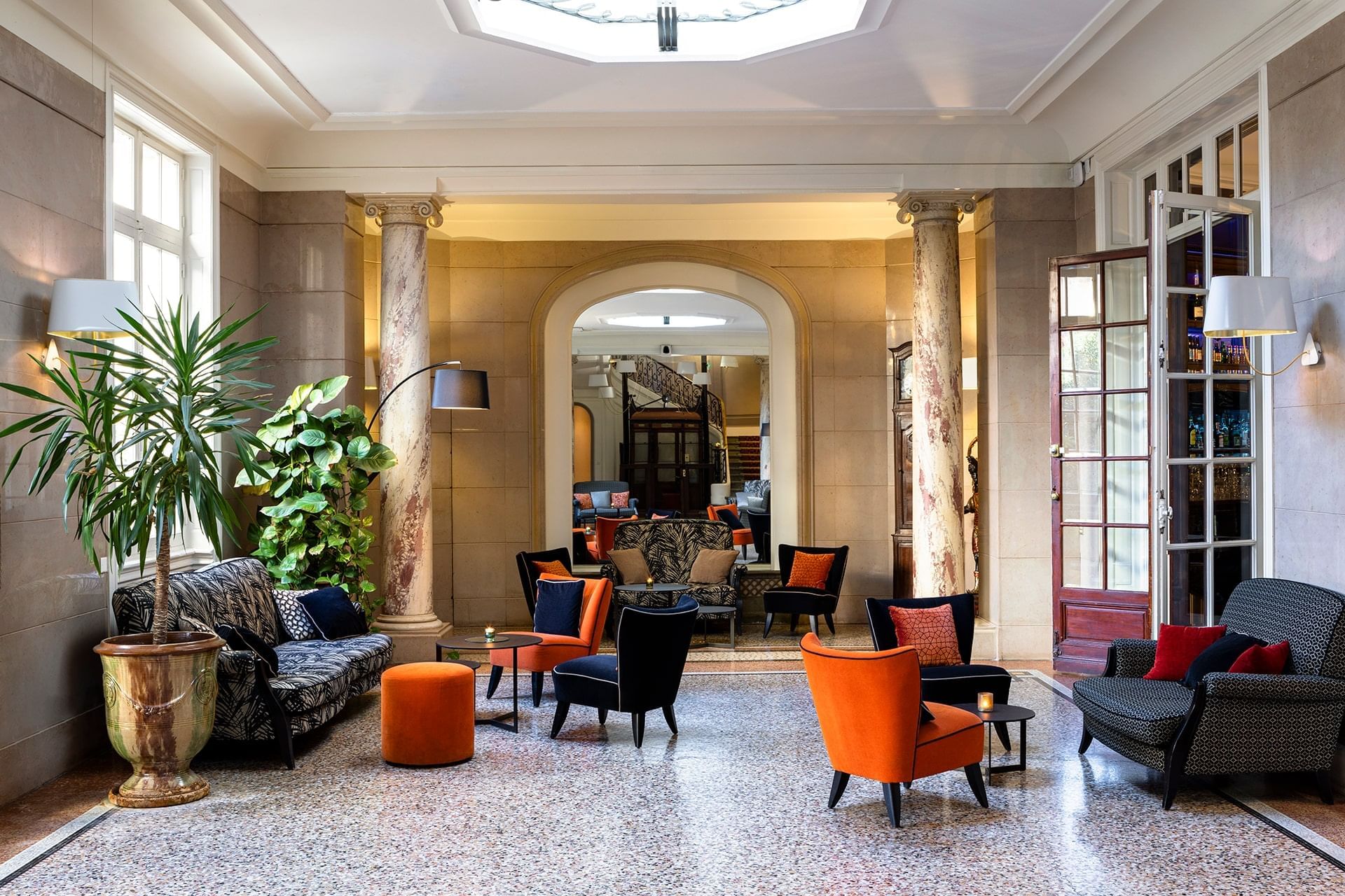 Coin salon avec canapés à l'Oceania Le Métropole Montpellier