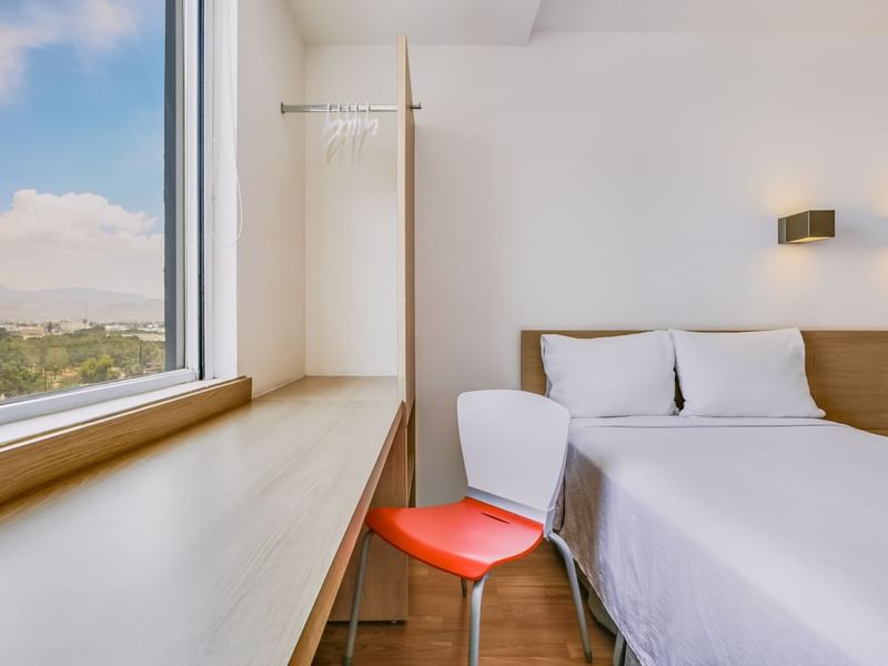 Cama con vista a la ciudad en Habitación Superior, 1 Queen en One Hotels