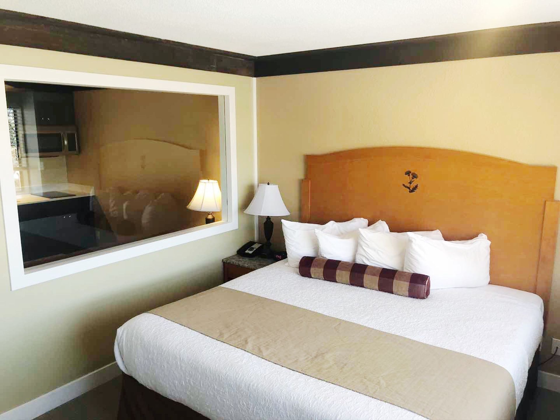 The bed in One Queen Suite with Kitchen at Abercorn Inn