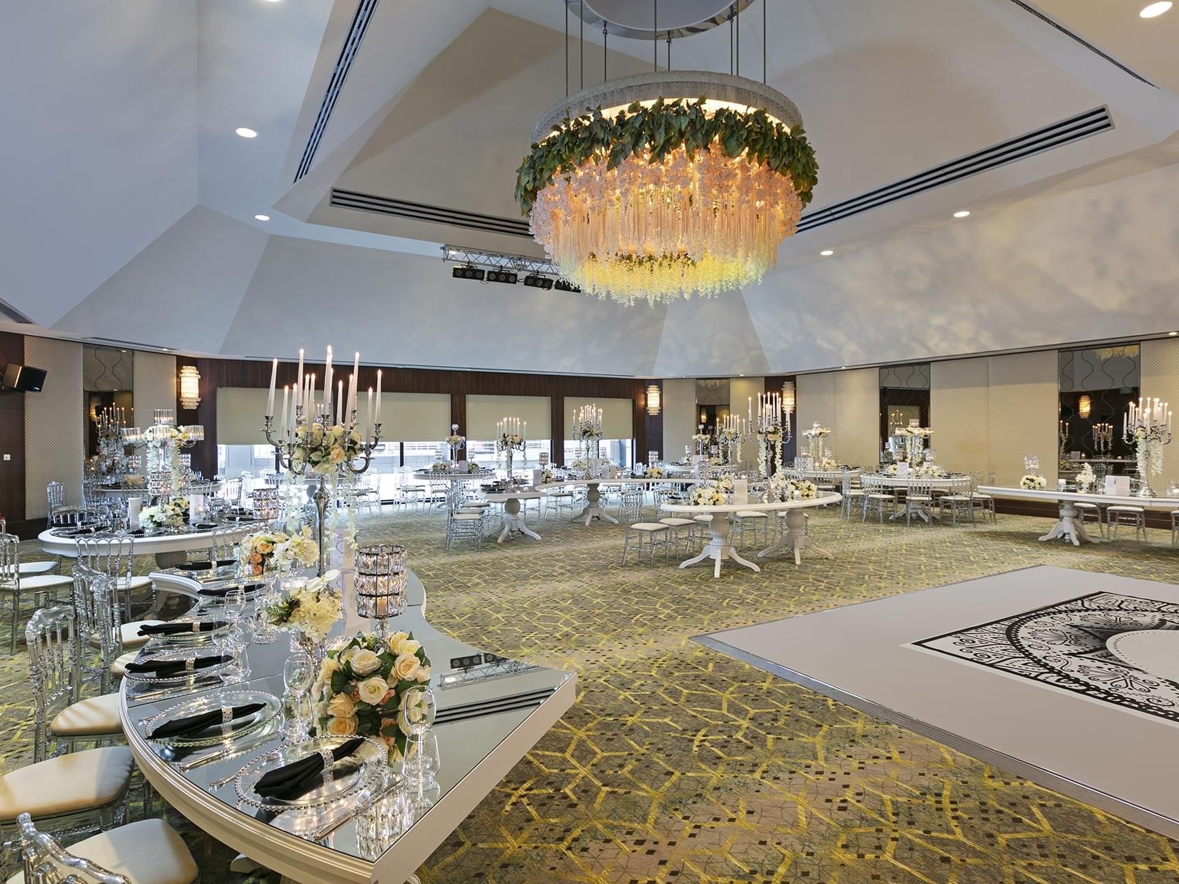 Titanic Port Bakırköy Adriatic Balo Salonu, şık dekorasyonu, zarif çiçek avizesi ve özel davetler için ideal atmosferiyle İstanbul'da unutulmaz organizasyonlara ev sahipliği yapıyor.