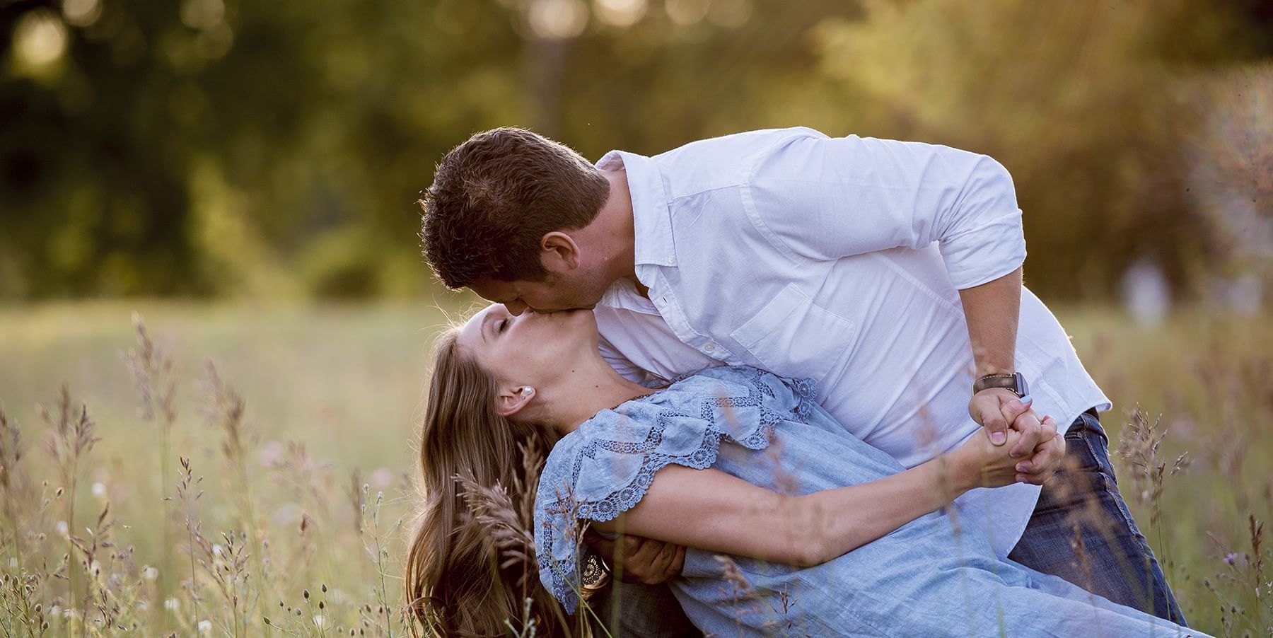 man dipping his woman and kissing