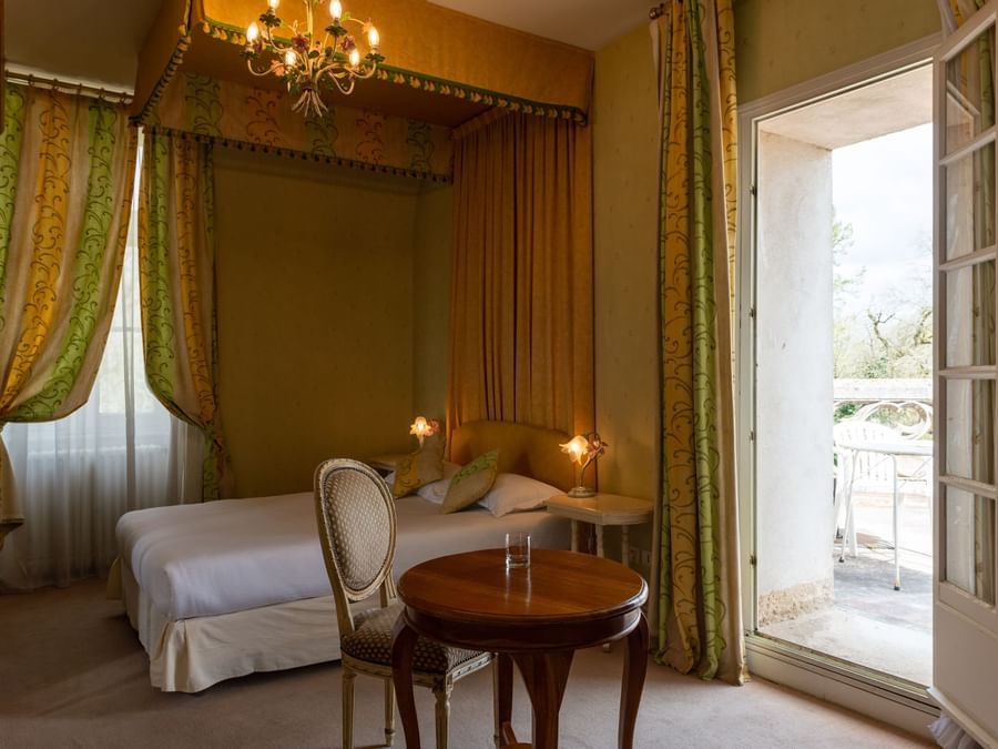 Double bedroom with open windows at Chateau de perigny